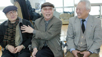 제자들의 연습실을 찾은 원로 희곡작가 이근삼씨(가운데)와 연출가 고승길씨(왼쪽), 권성덕씨. -원대연기자