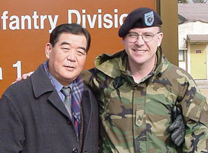 6·25전쟁 때 미군 ‘하우스 보이’로 일했던 정설남씨(왼쪽)가 지난해 12월30일 자신을 찾은 주한미군 제2사단의 존 쿱 병장과 만나고 있다. -사진제공 미2사단