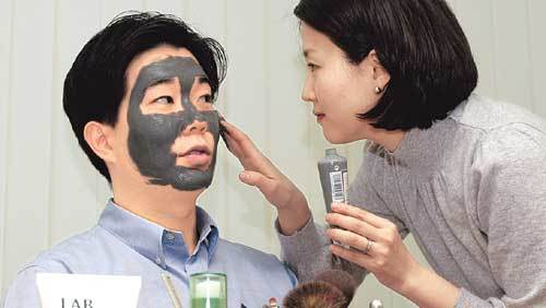 남편은 여자하기 나름  깔끔한 인상은 누구에게나 호감을 준다. 주부 허정희씨가 사업 때문에 피로에 지친 남편 김용민씨의 얼굴에 남성용 진흙 팩을 발라주고 있다. 권주훈기자