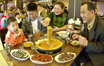 6일 서울 중구 신당동의 떡볶이 가게 ‘아이러브 신당동’을 찾은 한 가족이 떡볶이를 맛있게 먹고 있다. -권주훈기자