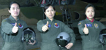 왼쪽부터 박지원, 편보라, 박지연 중위