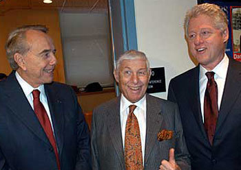 클린턴(오른쪽)과 돌이 ‘60분’에 출연이 확정된 뒤 프로그램 제작자인 돈 휴잇과 함께 웃고있다. -사진제공 CBS뉴스