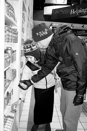 건강보조식품을 판매하는 미국 뉴욕의 한 가게에서 젊은 커플이 셀레늄 영양제를 고르고 있다.뉴욕=김상훈기자 corekim@donga.com
