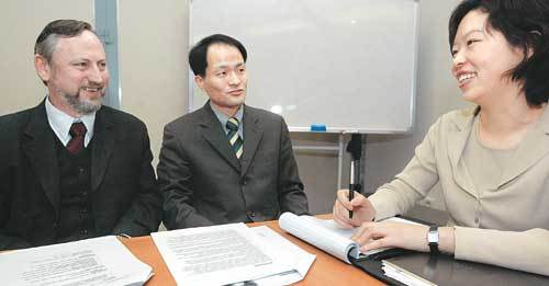 ‘힘들이지 않고 영어 면접을 정복하는 비결’은 없었다. 영어 면접 전문가인 이얀 하비(왼쪽)와 정해탁 대표(가운데)의 메시지는 지극히 평범하고 단순했다. 그저 준비를 철저히 하고 끊임 없이 연습하라는 것. 정고운씨가 두 전문가의 조언을 받아 적고 있다. 원대연기자