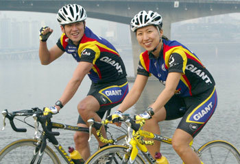 수영, 사이클, 마라톤으로 이뤄진 ‘철인 3종 경기’를 함께 하다가 결혼에 골인한 이정휘(왼쪽) 김정숙씨 부부. 세계 최고 철인들이 자웅을 겨루는 ‘하와이 챔피언쉽 대회’에 동반 출전하기 위해 맹훈련 중이다. -강병기기자