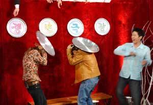 쟁반을 떨어뜨리는 벌칙의 강도를 높여 가학적 웃음을 추구하는 KBS 2 ’해피 투게더’의 ‘쟁반 극장’ 코너. 사진제공 KBS