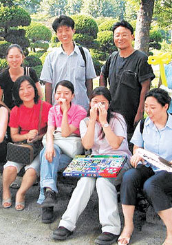 백혈병으로 인해 정규교육을 받지 못하는 아이들을 위해 병원으로 직접 찾아다니며 선생님 역할을 해주는 ’해바라기의 꿈’ 회원들. -연합