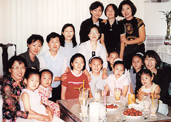 지난 8년간 자선사업을 통해 수십명의 불우한 어린이들을 도와 온 ‘서울법원 여직원회’회원들이 어린이들과 즐거운 시간을 갖고 있다. -연합