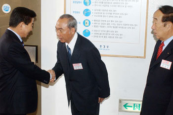 10일 노무현 대통령(왼쪽)은 정부과천청사 재정경제부에서 경제 5단체장과 오찬 간담회를 갖고 경제 현안에 대해 의견을 나눴다. -김경제기자