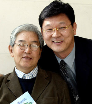 어린이책 '난 할아버지가 좋아요'의 저자 김진략씨(오른쪽)와 송영방 교수.김미옥기자 salt@donga.com