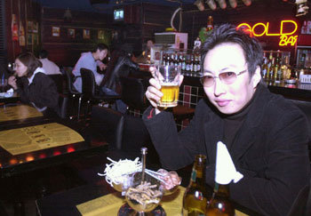 개그맨 박명수씨가 10일 서울 마포구 서교동의 ’골드’ 바에서 맥주를 마시고 있다. -전영한기자