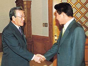 노무현 대통령과 김종필 자민련 총재가 11일 청와대에서 만찬 회동을 하기에 앞서 악수를 하고 있다.[김경제기자 kjk5873@donga.com]