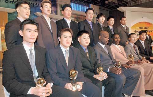 ‘트로피의 제왕들’ 프로농구 정규리그 시상식에서 최우수선수를 차지한 동양 김병철(아래 왼쪽에서 두번째)과 신인왕에 오른 TG 김주성(아래 왼쪽에서 첫번째) 등 주요수상자들이 포즈를 취하고 있다. 연합