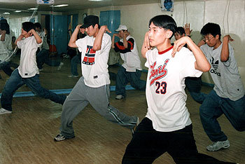 한 백댄서팀이 안무연습실에서 춤을 연습하고 있다. -동아일보 자료사진
