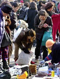 날씨가 꽤 추운 겨울에도 토요일마다 열리는 서울 ‘서초구청 벼룩시장’은 사람들로 북적인다. 한 주부가 장갑, 신발 등 중고용품 가격을 알아보고 있다. 동아일보 자료사진