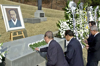 대한민국 임시정부 주석을 지낸 석오 이동녕 선생 순국 63주기 추모식이 13일 오후 서울 효창원 임시정부요인 묘역에서 열렸다. -권주훈기자