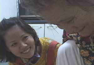 효녀가수 이효정씨(왼쪽)와 치매를 앓고 있는 친정어머니. 사진제공 KBS