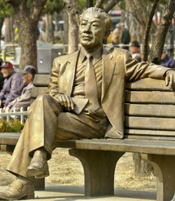 종묘공원에 있는 작가 염상섭 동상.