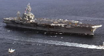 미국 항공모함 키티호크가 이라크전에 대비해 1월 12일 일본 요코스나항에서 출항하고 있다. -사진제공 아사히신문