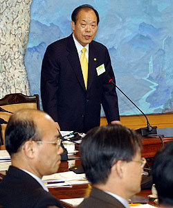 김영진 농림부장관이 14일 청와대에서 노무현 대통령에게 업무보고를 하고 있다. -김경제기자