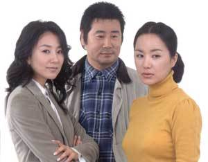 7년간 기다려준 아내와 7년간 보살펴준 아내. KBS2 드라마 ‘아내’에서 두 부인 사이에서 고민을 거듭하고 있는 유동근(가운데). 사진제공 KBS