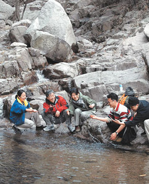 10일 오전 한국 MSD 등산 동아리 회원들이 북한산 산행 중 휴식을 하고 있다. 왼쪽에서 두번째가 이승우 사장.김미옥기자 salt@donga.com
