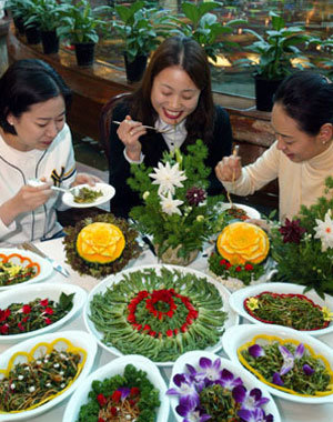 봄나물은 나른한 봄철 기운을 돋워주는 최상의 음식. 매번 식사할 때 봄나물을 식탁에 올리는 게 좋다.동아일보 자료사진