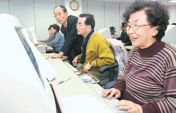 노인의 두뇌 능력을 과소평가해서는 안된다는 연구 결과가 최근 쏟아져 나오고 있다. 노인들이 컴퓨터교육을 받고 있다. -전영한 기자