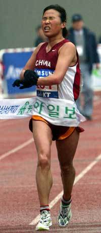 철녀의 질주 중국의 장수징이 동아서울국제마라톤대회 여자부 역대 최고기록인 2시간23분18초에 1위로 테이프를 끊고 있다.특별취재반