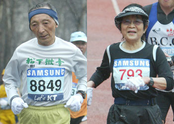 고 손기정옹을 추모하기 위해 16일 동아마라톤에 참가한 일본인 야마다 게이조(왼쪽)와 부인 후지코 여사는 비가 내려도 아랑곳하지 않고 힘찬 레이스를 펼쳤다. -특별취재반