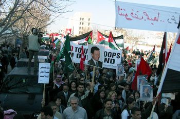 15일 요르단 암만 수미사니언 거리에서 일어난 반미 시위. “우리 땅에 미군 주둔 반대”라는 플래카드를 들고 있다. -암만=권기태특파원