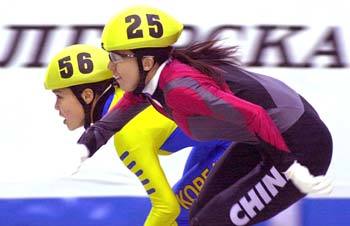 최은경(56)이 2003세계쇼트트랙팀선수권대회 여자 1000m 결승전에서 중국의 양양(25)과 레이스를 펼치고 있다.[AFP]
