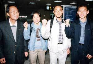 고 정봉수 감독(왼쪽)이 1999년 4월 권은주 이봉주 김이용(왼쪽 두번째부터) 을 이끌고 런던마라톤과 로테르담 마라톤에 출전하기 위해 출국하던 모습. 동아일보 자료사진