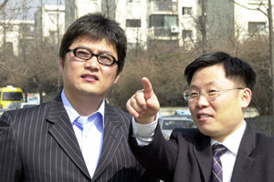 최재성씨(왼쪽)와 한광호 실장이 서울 서초구 반포 저밀도지구 주공아파트 단지에서 만나 재건축사업의 수익성에 대해서 이야기를 나누고 있다.권주훈기자
