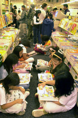 서울시내 대형 서점에서 학생들이 바닥에 앉은 채 책을 읽고 있다. -동아일보 자료사진