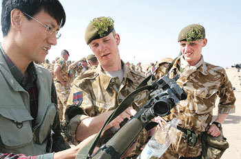 본보 홍은택 특파원(왼쪽)이 17일 북부 쿠웨이트 사막 ‘캠프 코요테’에 주둔 중인 영국군의 기계화 보병부대인 아이리시 가드를 방문해 SA-80 자동소총을 살펴보고 있다. -쿠웨이트=김동주특파원