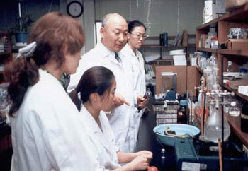 곽해수 교수(오른쪽에서 두번째)가 소화효소를 캡슐에 담아 넣은 우유를 실험하고 있다. -사진제공 세종대