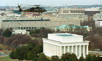 이라크전쟁에 대한 테러 보복 공격에 대비해 18일 블랙호크 정찰 헬리콥터가 미 워싱턴 상공을 날며 순찰활동을 벌이고 있다. -워싱턴=게티이미지뉴스서비스