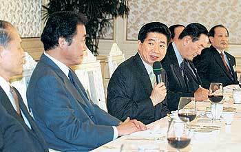 노무현 대통령(왼쪽 세번째)이 19일 국회 국방위원회 소속 여야 의원들을 청와대로 초청해 만찬을 함께하며 이라크 사태에 대한 대처방안 등을 협의했다.[연합]