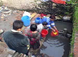 네팔 남부의 우물은 ‘물의 에이즈’로 알려진 비소로 오염되면서 ‘죽음의 물’로 변해가고 있다. SBS 특집 다큐멘터리 ‘히말라야, 신의 물이 죽어간다’.사진제공 SBS