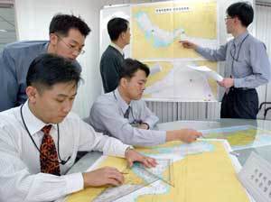 미국-이라크전이 발발한 20일 현대상선 상황실 직원들이 걸프지역 해도를 놓고 운항 중인 선박의 위치를 확인하고 있다. 권주훈기자