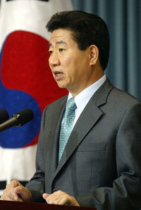 노무현 대통령이 20일 이라크전 개전에 따른 대국민 담화를 발표하고 있다. -김경제기자