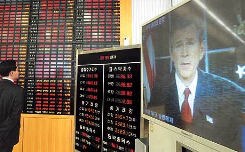 붉게 물든 시황판 ‘전쟁랠리’ 덕택으로 한국 증시가 20일 크게 올랐다. 이라크전이 발발한 이날 서울 영등포구 여의도동 대신증권의 주가 시황판이 온통 ‘붉은 빛’으로 물들 정도로 대부분 종목의 주가가 크게 올랐다. 변영욱기자