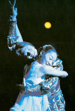 역동적인 군무와 남녀 주인공의 정교한 작품 해석으로 파리 무대에서 호평을 받은 유니버설 발레단의 ‘로미오와 줄리엣’. -동아일보 자료사진