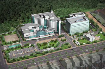 오른쪽 높은 건물이 신축되는 연구동이며 그 앞의 작은 건물이 양성자치료센터. -사진제공 국립암센터