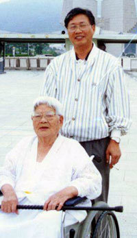정구복 교수(뒷쪽)와 생전의 어머니. 1997년 충남 천안 독립기념관앞에서 찍었다. -사진제공 정구복교수