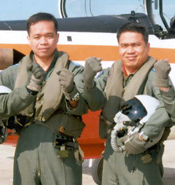 외국조종사로는 최초의 국산훈련기 KT-1 비행교관이 된 인도네시아 공군조종사 하리스 하리안트 소령(왼쪽)과 앵쿠스 쿠스와라 소령. -연합