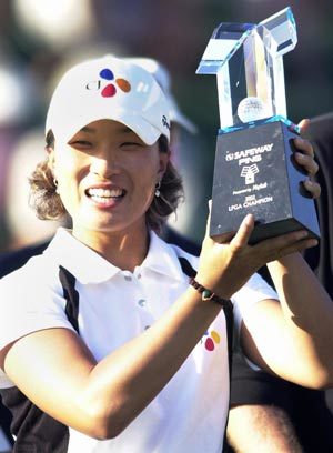 박세리가 세이프웨이핑 우승트로피를 들어올리며 활짝 웃고 있다.[AP]