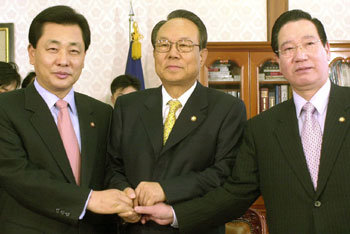 민주당 정균환 원내총무(왼쪽)와 한나라당 이규택 총무(오른쪽)가 24일 국회의장실에서 박관용 국회의장 주재로 대북비밀송금 특검법 개정협상을 위한 총무 접촉을 갖고 있다. -박경모기자