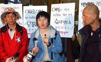 24일 오전 인천국제공항에 도착한 ‘한국 이라크 반전평화팀’ 소속 회원들이 기자회견을 갖고 있다. -박영대기자